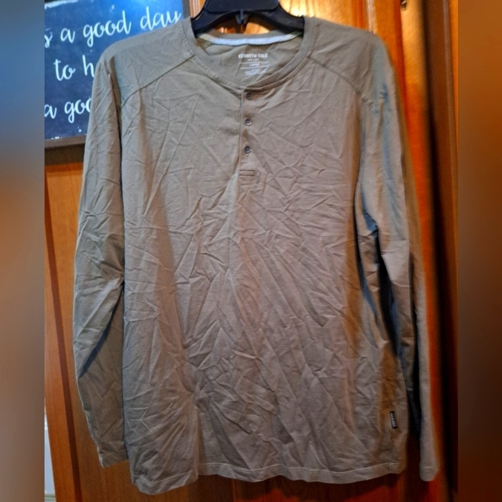 Kenneth Cole Men's Olive Green Henley Shirt In A Size Large. EUC